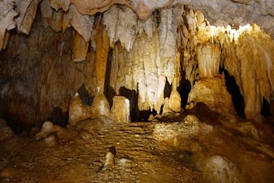 Rando randonnée trek trekking montagne sentier perdu grotte Rurutu Polynésie française